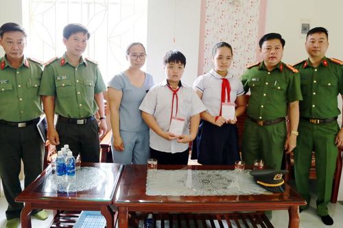 Tặng sổ tiết kiệm và hỗ trợ thân nhân 2 chiến sỹ Công an hy sinh