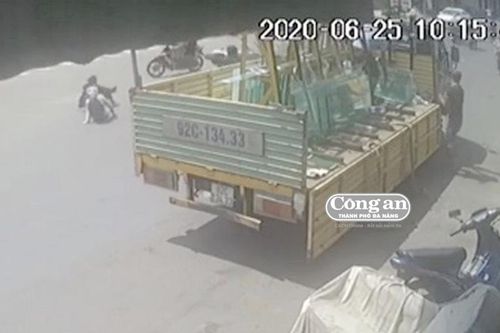 2 trình diện, 2 còn núp