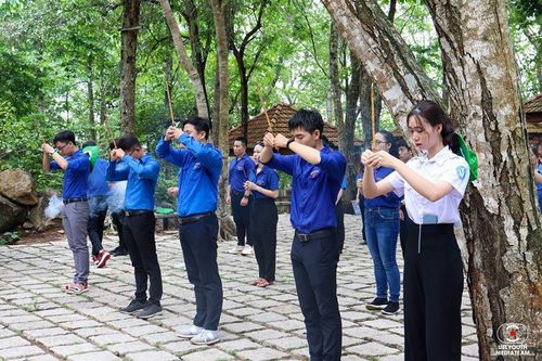 Đoàn trường ĐH Kinh tế - Luật tổ chức hoạt động về nguồn cho cán bộ Đoàn-Hội