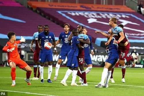 Arsenal thắng tưng bừng, Chelsea thua đau phút cuối