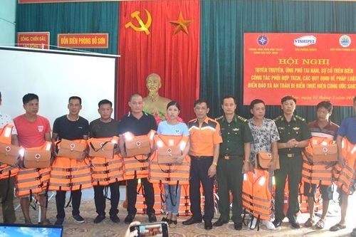 Phối hợp tuyên truyền ứng phó sự cố tai nạn trên biển