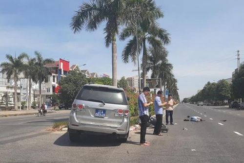 Nghệ An: Xe biển xanh đâm văng cô gái đi xe máy điện cùng chiều