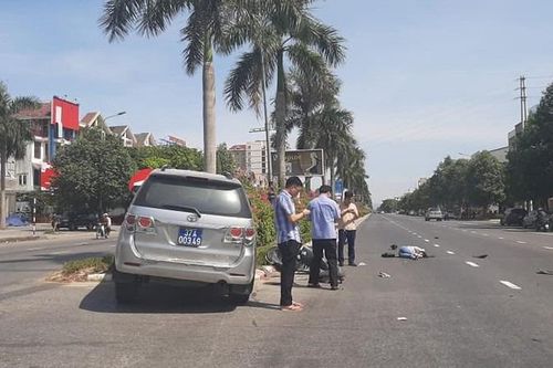 Xe biển xanh tông cô gái đi xe đạp điện