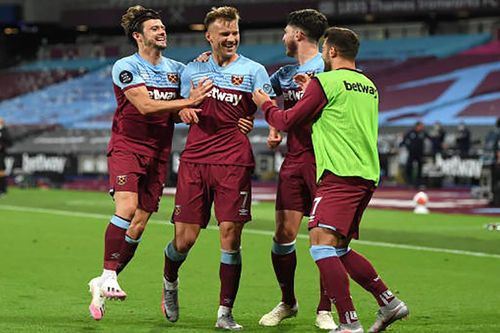 Chelsea thua ngược West Ham, bị MU áp sát trong cuộc đua top 4