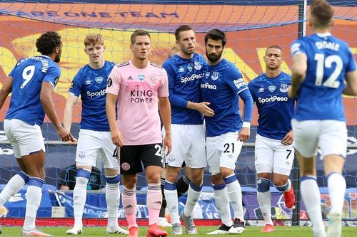 Leicester thua thảm, MU phả hơi nóng sau gáy