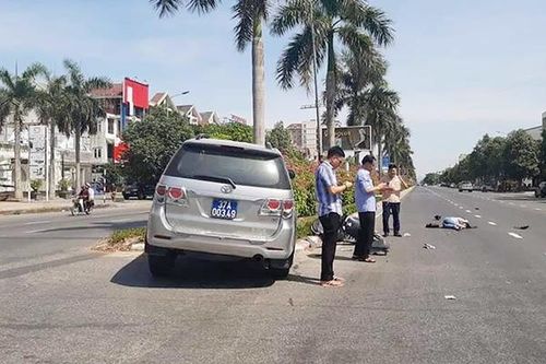 Xe biển xanh của Tỉnh ủy Nghệ An đâm văng cô gái đi xe máy điện