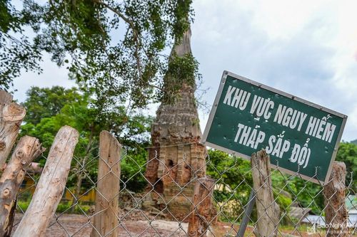 Tháp cổ ở biên giới Nghệ An có nguy cơ đổ sập