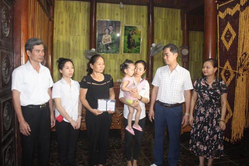 Trao tặng sổ tiết kiệm cho gia đình liệt sỹ công an hi sinh khi bắt ma túy