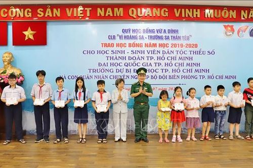 Trao học bổng cho học sinh, sinh viên dân tộc thiểu số và con em Bộ đội Biên phòng