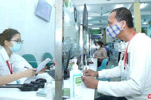Thanh toán viện phí không dùng tiền mặt gặp 'khó' vì thói quen của người dân