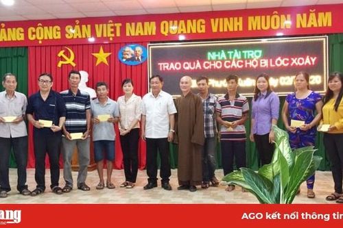 UBMTTQVN tỉnh An Giang thăm, trao tiền hỗ trợ các hộ dân nhà bị tốc mái do giông, lốc xoáy ở Chợ Mới