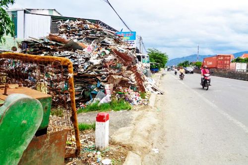 Phế liệu chiếm hành lang quốc lộ