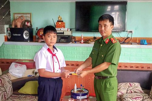 Bảo Lộc: Học sinh lớp 6 bàn giao gần 10 triệu đồng nhặt được nhờ công an tìm trả lại người đánh rơi