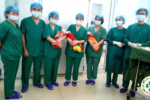 Phẫu thuật cấp cứu cho sản phụ sinh 3 cùng trứng