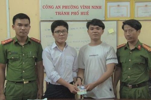 Nam sinh nghèo nhặt được tài sản trả lại cho du khách