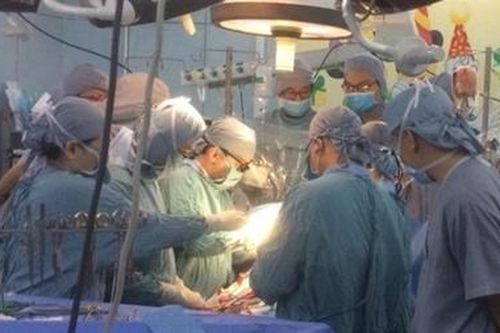 Nghi vấn bé trai 9 tuổi bị mẹ dùng kéo đâm nguy kịch