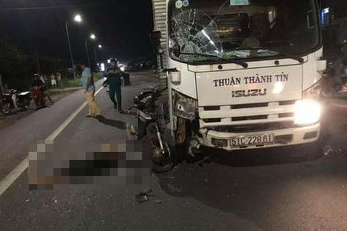 Người đàn ông tử nạn thương tâm sau cú tông xe máy và xe tải
