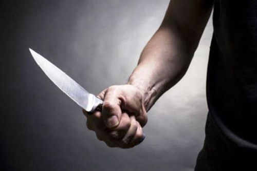 Mâu thuẫn khi tham gia giao thông, tài xế xe máy rút dao đâm 2 người thương vong
