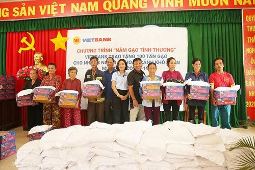 100 tấn gạo từ Vietbank được trao tặng các gia đình khó khăn