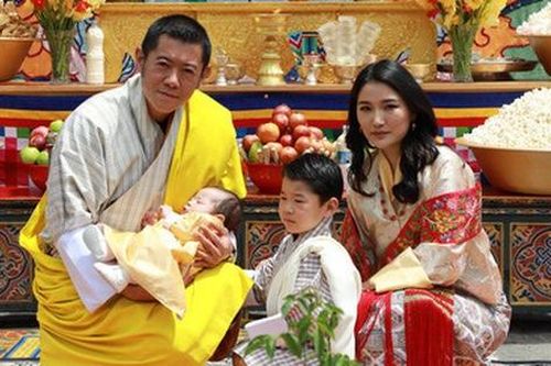 Vợ chồng Hoàng hậu 'vạn người mê' Bhutan chính thức công bố tên con trai thứ 2 và loạt ảnh hiện tại của đứa trẻ khiến dân mạng xuýt xoa