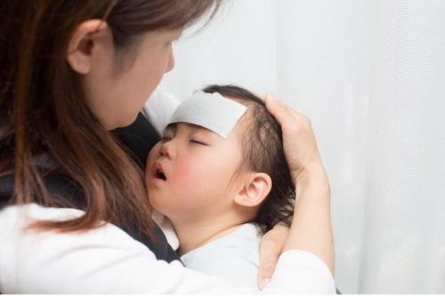 Chăm sóc trẻ đúng cách khi sốt