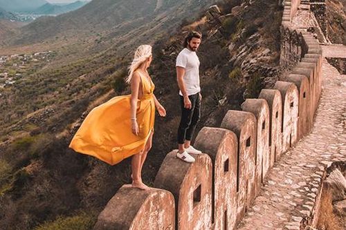 Những cặp blogger nổi tiếng bị 'ném đá' dữ dội vì tạo dáng nguy hiểm