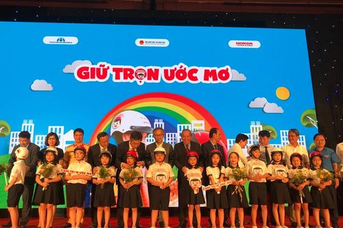 Công bố chương trình trao tặng mũ bảo hiểm cho học sinh lớp 1 toàn quốc năm học 2020 - 2021