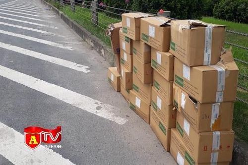 Xác minh hơn 20 thùng carton chứa thuốc tây y đã hết hạn sử dụng bị vứt bỏ ở Đại lộ Thăng Long