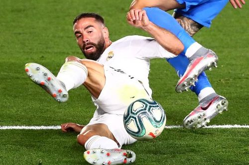 Ramos tỏa sáng, Real cắt đuôi Barca trong cuộc đua vô địch
