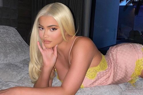 Kylie Jenner xăm hình thể hiện tình yêu với con gái 2 tuổi