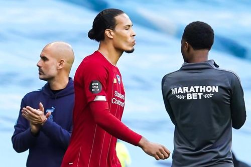 Sao Man City thiếu tôn trọng khi xếp hàng đón tân vương Liverpool