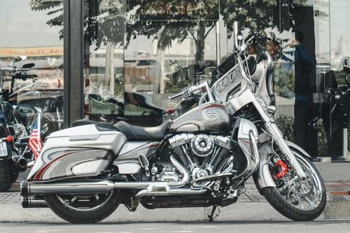 Harley-Davidson Street Glide CVO ngầu hơn với các trang bị hàng hiệu