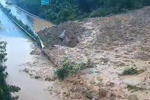Sạt lở núi khiến con đường bị nhấn chìm trong bùn ở Trung Quốc