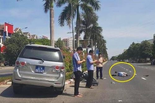 Lãnh đạo UBKT Nghệ An nói về ảnh 3 người cầm điện thoại sau tai nạn