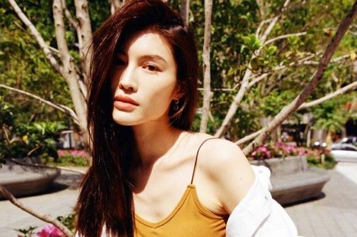 Siêu mẫu nội y Trung Quốc lộ thân hình gầy gò khi mặc áo hai dây
