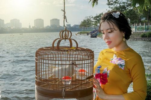 Vẻ đẹp của người con gái Việt trong tà áo dài thêu tay truyền thống