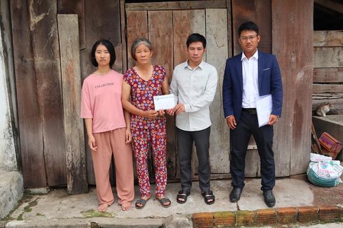 Trao tiền bạn đọc hỗ trợ người mẹ già nuôi 3 con bị bệnh tâm thần, ung thư