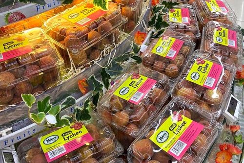 Vải thiều ở Việt Nam rẻ bèo, 'đi máy bay' xuất ngoại cháy hàng