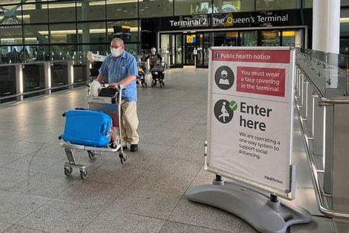 Anh nới lỏng lệnh cách ly với du khách một số nước
