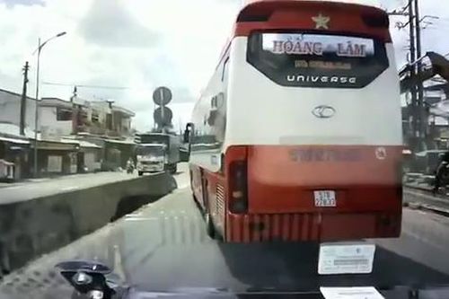 Xe cứu thương hú còi xin vượt, xe khách quyết không nhường đường