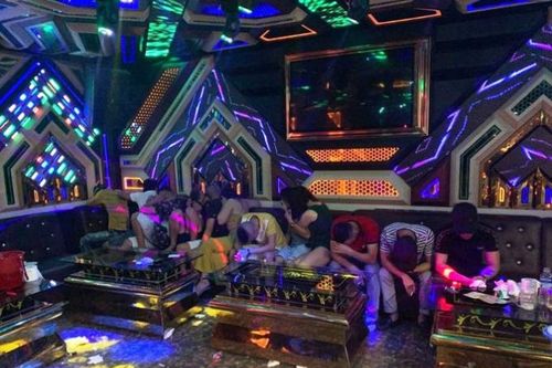 Quảng Bình: 20 nam nữ tụ tập 'bay lắc' thâu đêm trong quán karaoke