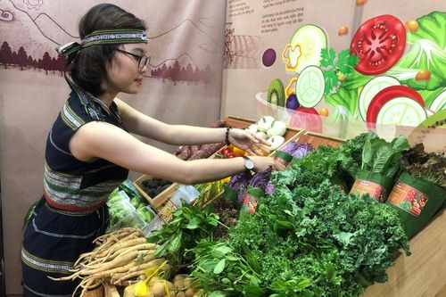 Na 'siêu to khổng lồ', cà rốt ngón tay… 'đổ bộ' Sài Gòn