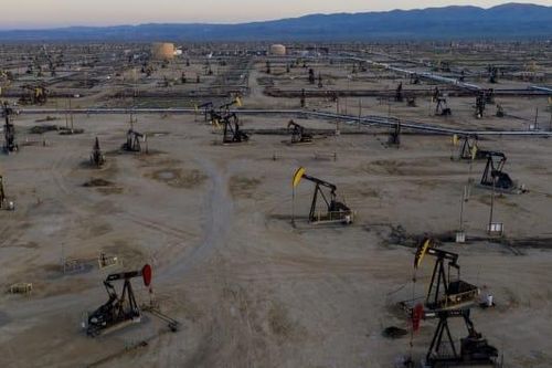 Giá xăng dầu giảm trước diễn biến bùng phát dịch trở lại