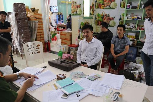 Tạm giữ hình sự cán bộ Chi cục thuế để điều tra hành vi chiếm đoạt tài sản