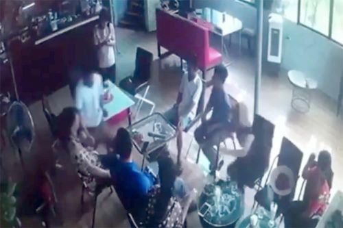 Sát thủ rút dao đâm chết người đàn ông trong quán cà phê ở Hà Nội