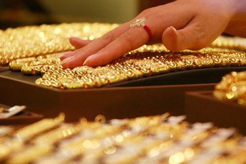 Đổ xô mua vàng, ô tô trước ngày Ả rập Saudi tăng thuế gấp 3