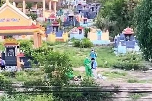 Phát hiện thi thể cụ ông trên võng giữa nghĩa trang