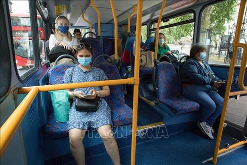 Anh bắt đầu từng bước nới lỏng quy định về cách ly