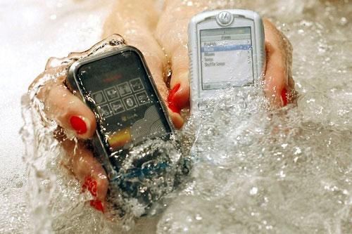 Vì sao điện thoại không chống nước chắc chắn sẽ 'ế hàng' ở Nhật Bản?