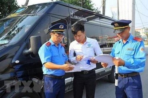 Thanh tra giao thông vận tải Hà Nội ra quân xử lý xe hợp đồng 'trá hình'